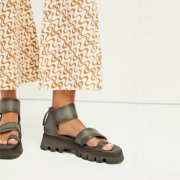 NEW! FREE PEOPLE Lug Sole leather sandal in pebble grey, Size 37 (US 6.5) - Picture 5 of 16